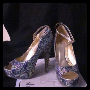 Peacock print platform heel